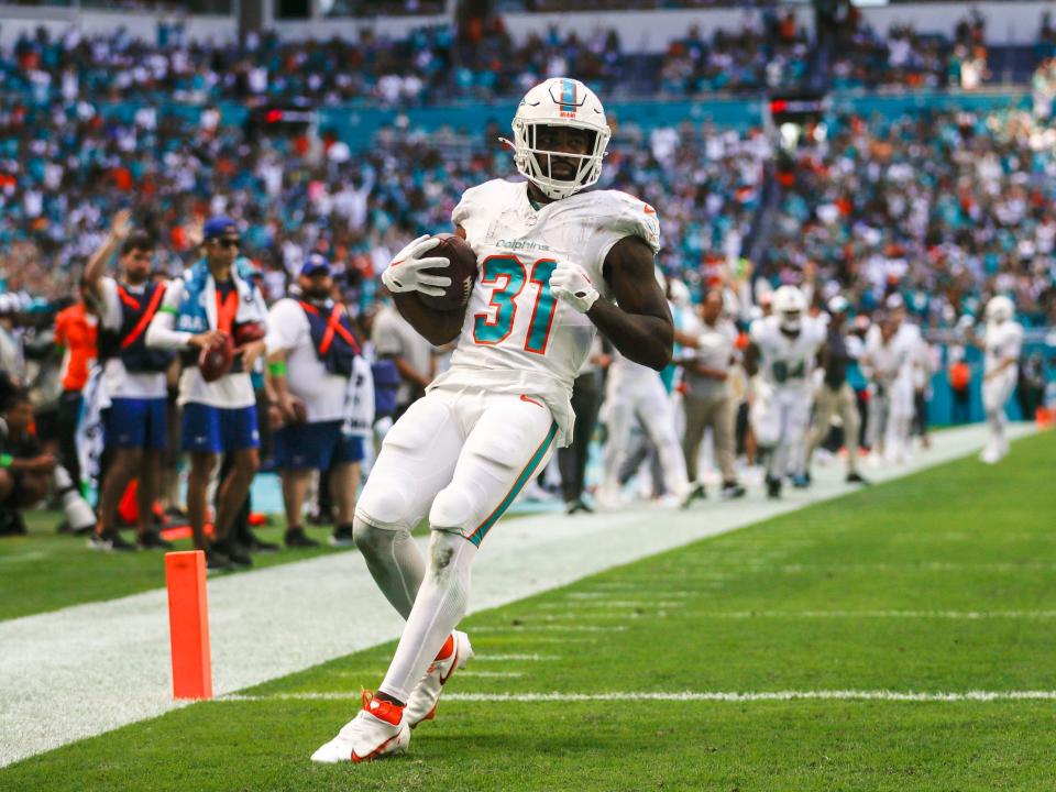 Raheem Mostert scores a touchdown for the Miami Dolphins.