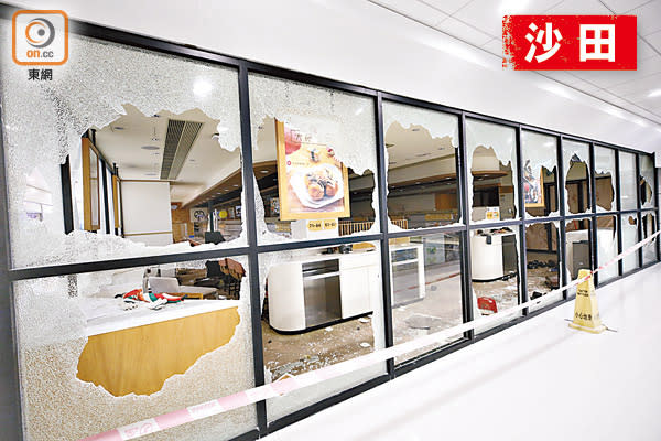 美心旗下食肆玻璃遭嚴重破壞。