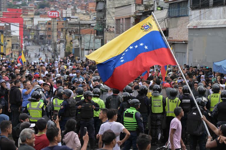 Choques entre manifestantes y la policía en una protesta en Caracas contra el resultado electoral que según el chavismo favoreció a Nicolás Maduro. (Yuri CORTEZ / AFP)