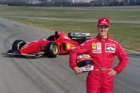 <p>Ciao, Schumi! 1996 wechselte Schumacher als zweifacher Weltmeister zu Ferrari, dem F1-Rennstall schlechthin. Die Scuderia wartete seit 1979 auf einen Fahrer-WM-Titel. Gianni Agnelli, Fiat- und Ferrari-Chef, sagte: “Wenn Ferrari mit Michael Schumacher nicht Weltmeister wird, dann werden wir es nie mehr.” </p>
