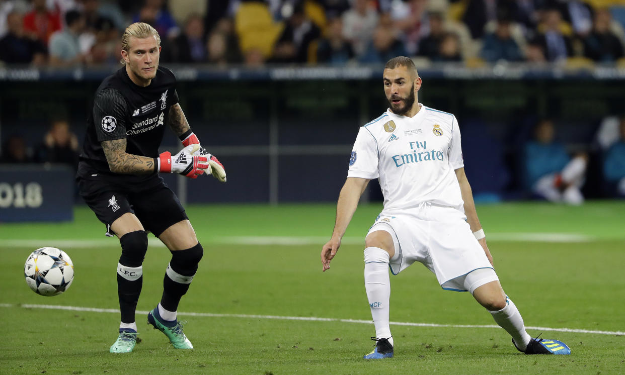 Real Madrid’s Karim Benzema, right, scores against Liverpool goalkeeper Loris Karius during the Champions League Final soccer match between Real Madrid and Liverpool at the Olimpiyskiy Stadium in Kiev, Ukraine, Saturday, May 26, 2018. (AP Photo/Sergei Grits)