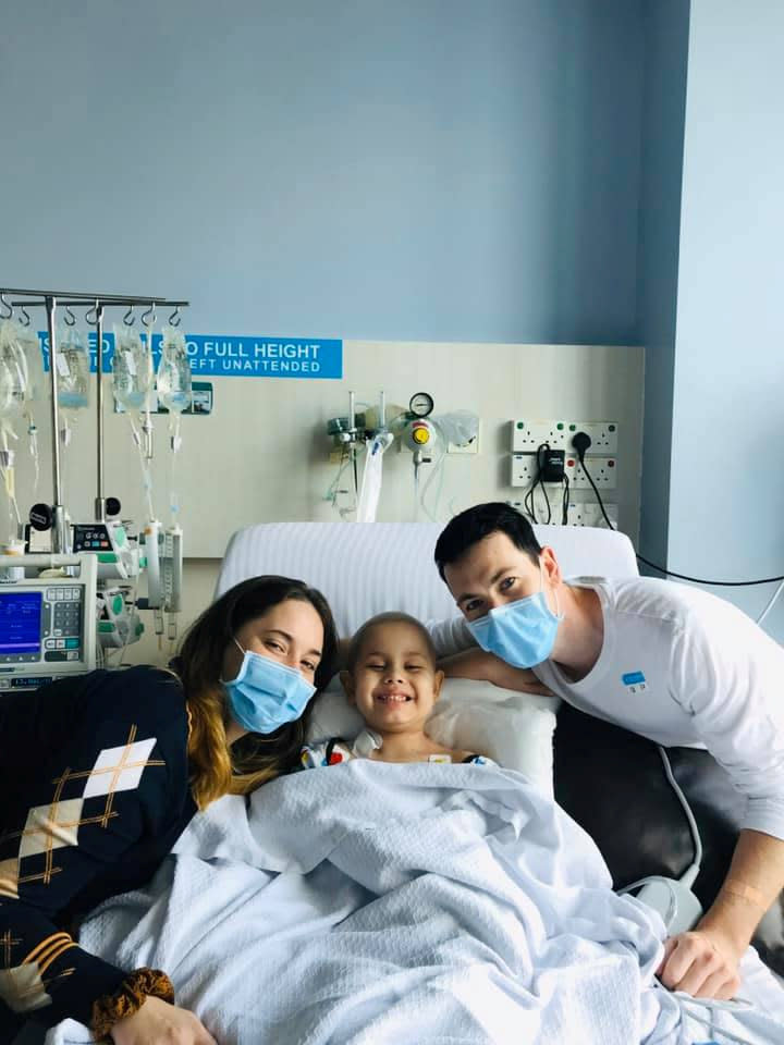 Oscar Saxelby-Lee, with his mum and dad during his time having treatment in Singapore. (SWNS)