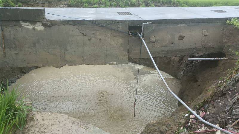 農田土壤因大雨持斷塌陷，導致灌溉便道整個騰空，附近居民擔心會發生危險。(圖／翻攝畫面)