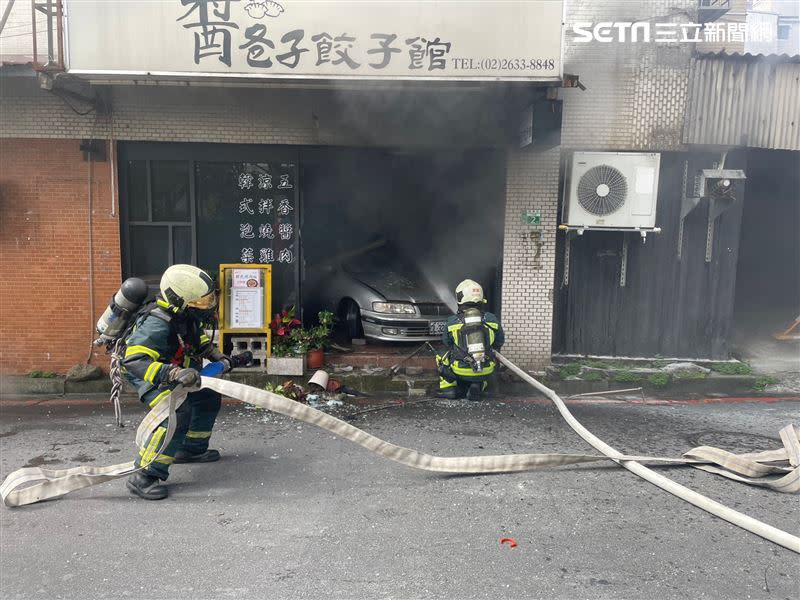 台北市康樂街發生轎車撞進民宅後起火燃燒的事故。（圖／翻攝畫面）