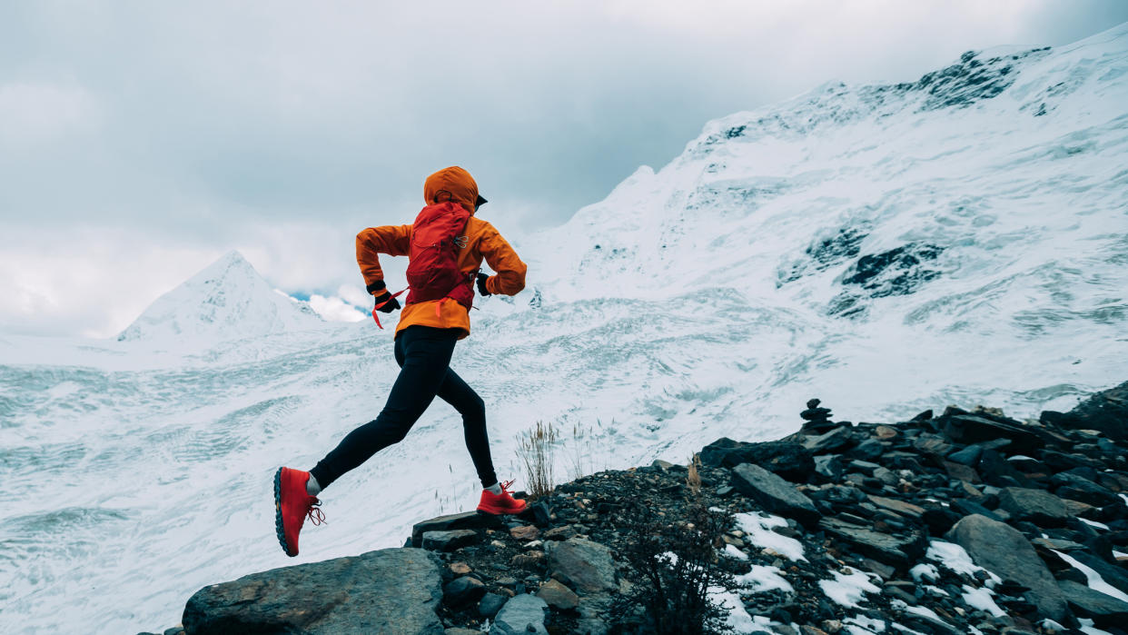  How to run in the snow: runner on the snowy mountains. 