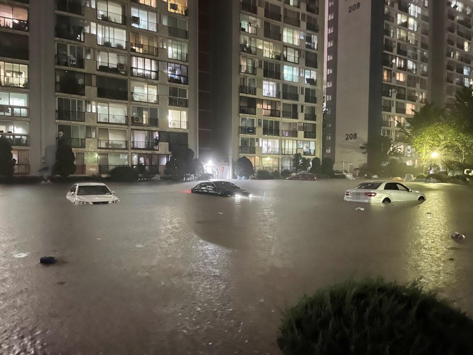 首爾8日豪雨成災，造成多人死亡失蹤，經濟損失難以估計。（路透社）