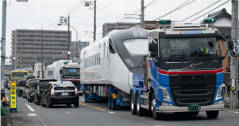 日立笠戶製作所日前舉辦罕見活動，將台鐵下單的「新自強號」EMU3000型列車，拖到日本街頭展示。（圖／擷取自Facebook／Rail News 鐵道情報）