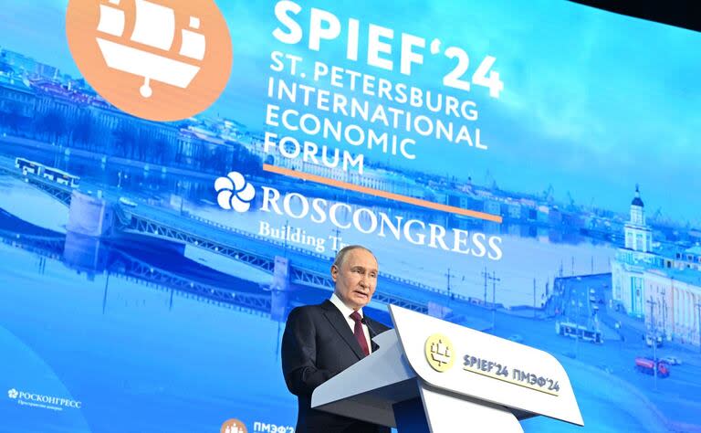 El presidente ruso Vladimir Putin se dirige a una sesión plenaria del Foro Económico Internacional de San Petersburgo en San Petersburgo, Rusia, el viernes 7 de junio de 2024.