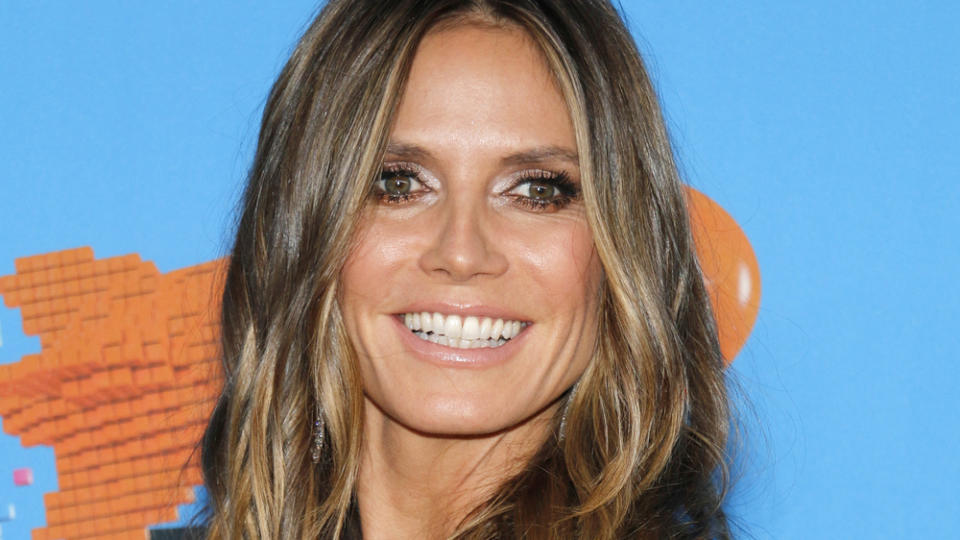 Heidi Klum hat die "Bottle-Cap-Challenge" erfolgreich gemeistert (Bild: Tinseltown / Shutterstock.com)