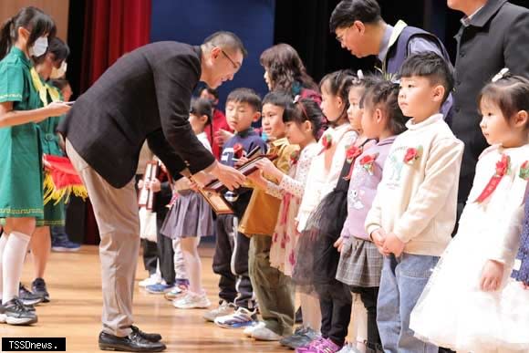 基隆市一一三年模範兒童表揚大會於盛大表揚，謝國樑市長親自頒發獎狀給公私立國小及公立幼兒園優秀學生。（基隆市府提供）