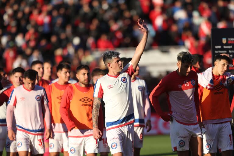 Argentinos se recuperó de dos golpes y celebró ante su gente