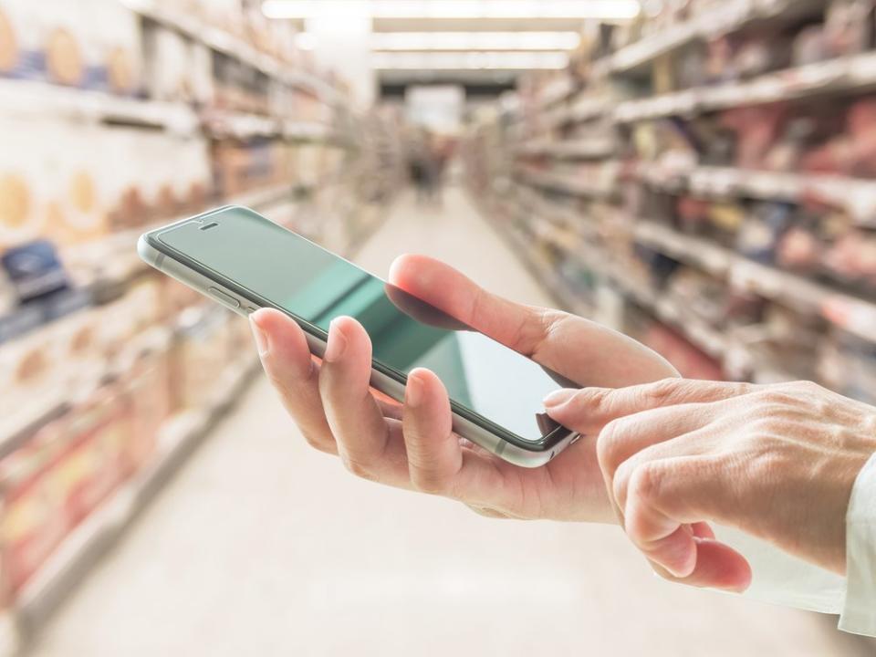 Jeden Tag bezahlen Tausende Menschen im Supermarkt mit ihren Smartphones an der Kasse. (Bild: Chinnapong/Shutterstock.com)