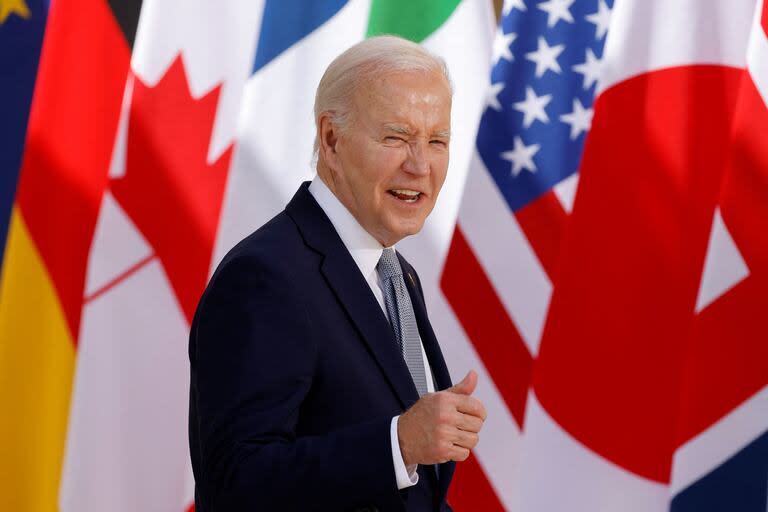 El presidente estadounidense, Joe Biden, levanta el pulgar a su llegada al complejo de Borgo Egnazia para la Cumbre del G7 organizada por Italia en la región de Apulia, el 13 de junio de 2024 en Savelletri