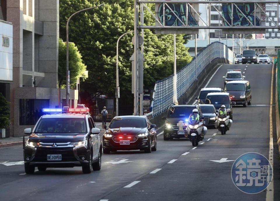 前總統李登輝移靈車隊上午從台北榮總出發前往濟南教會。