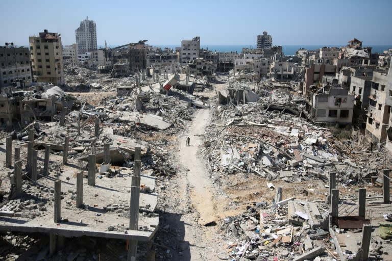 The devastated area around Gaza's Al-Shifa hospital on April 3, 2024. (-)