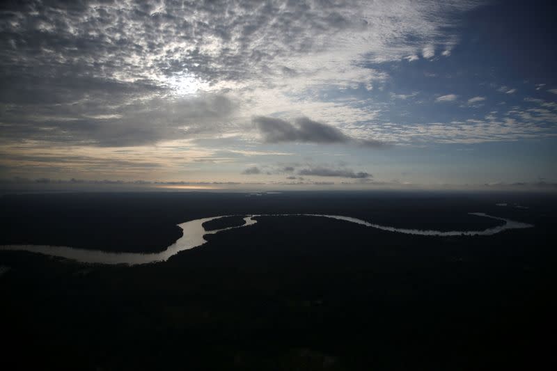 Una vista aérea de un río durante un sobrevuelo militar en Tumaco