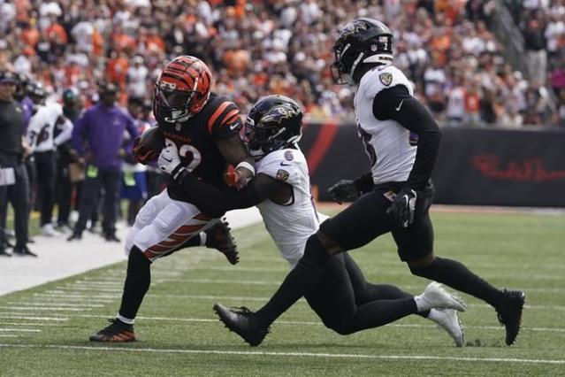 Ravens' Lamar Jackson hits head hard on turf, ruled out for rest