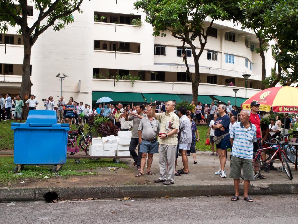 The crowd size at Block 322, Hougang Avenue 5 was estimated to be about 200. Many were shouting "Huat ah!", in reference to Png Eng Huat from Workers' Party. (Yahoo! photo/Alvin Ho)