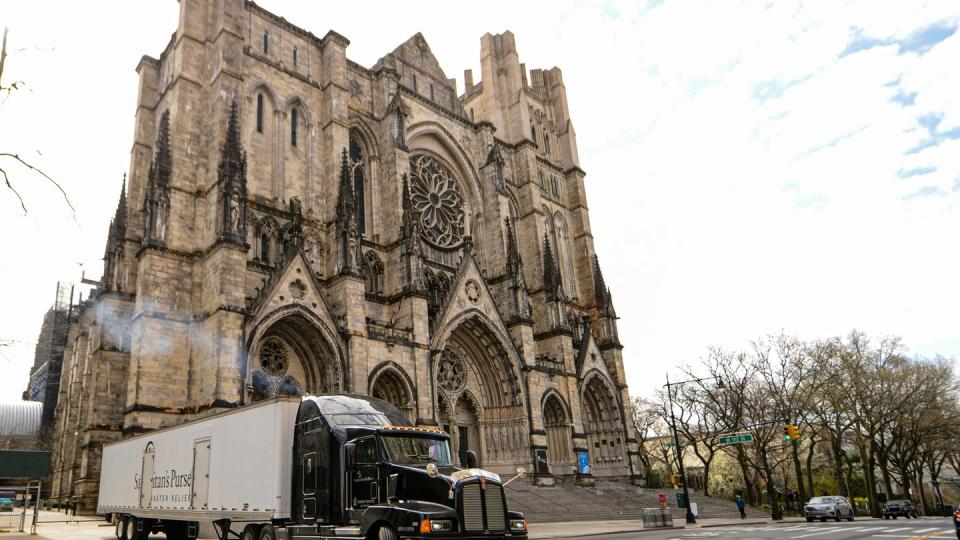 Die New Yorker Kathedrale St. John the Divine wird in der Corona-Pandemie zum Behelfs-Krankenhaus.