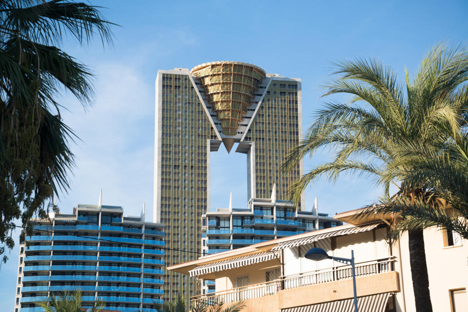 Recientemente se han reanudado las obras de Intempo, el rascacielos más alto de Benidorm con sus 198 metros, y se espera que sus viviendas comiencen a estar ocupadas durante el primer semestre de 2021. (Foto: Getty Images).