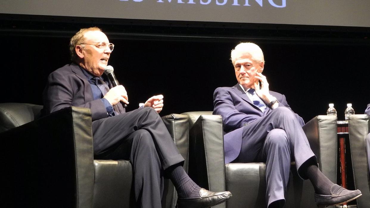 Autor James Patterson (l.) und Bill Clinton bei der Buchvorstellung des Krimis "The President Is Missing" 2018 in Nw York.