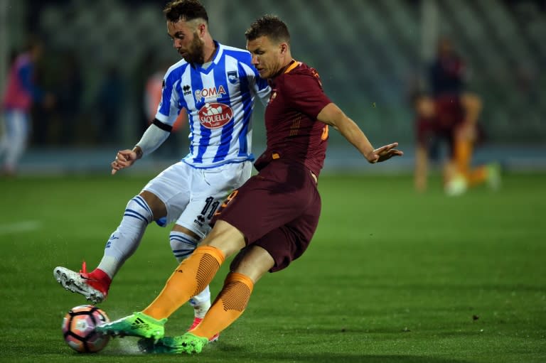 Roma's forward from Bosnia-Herzegovina Edin Dzeko (R) vies with Pescara's defender from Italy Francesco Zampano during the Italian Serie A football match between Pascara and Roma on April 24, 2017 at the Adriatico Stadium in Pescara