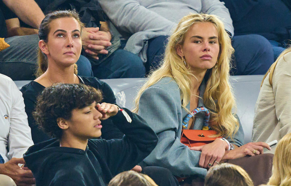 <p>Gleich zwei schöne Spielerfrauen, die ihre Männer von der Tribüne aus anfeuern: Lisa Müller (links), die Frau von Bayern-Star Thomas Müller und Annekee Molenaar, die Freundin von Müllers Teamkollegen Matthijs de Ligt (Bild: ddp images / star-images)</p> 