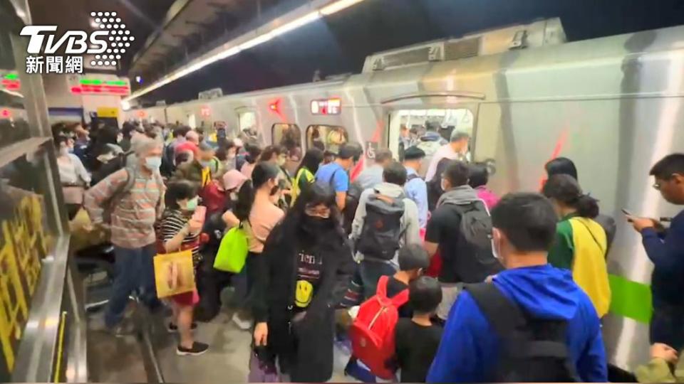 台鐵新左營站，擠滿轉運的旅客。圖／TVBS