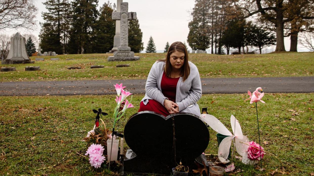 Kim Devins visits the grave of her daughter Bianca.  (Photo: Maranie Staab for HuffPost)
