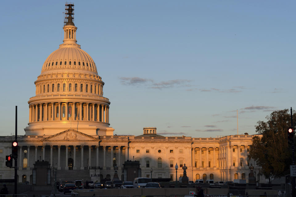 El Capitolio de los Estados Unidos se ve al amanecer del miércoles 18 de octubre de 2023 en Washington. (Foto AP/José Luis Magaña)