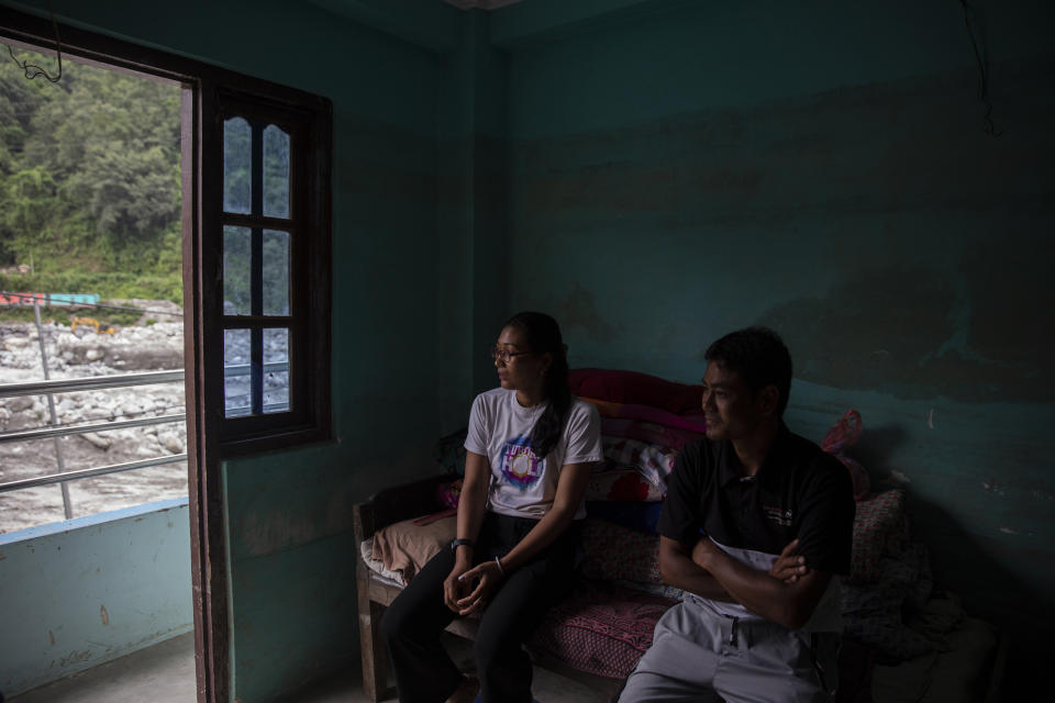 Sharmila Shrestha y su esposo, Shyam Krishna Shrestha, en el tercer piso de su casa en Melamchi, Nepal, el 28 de junio de 2022. (Uma Bista/The New York Times)
