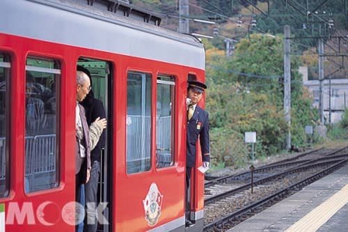 列車出發前，車掌的再次確認。（圖片提供／墨刻編輯部）