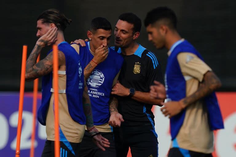 Ángel Di María y Lionel Scaloni charlan animadamente durante el último entrenamiento antes de la semifinal