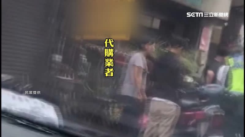 代購業者誤刪訂單，和消費者在路邊起爭執。（圖／民眾提供）