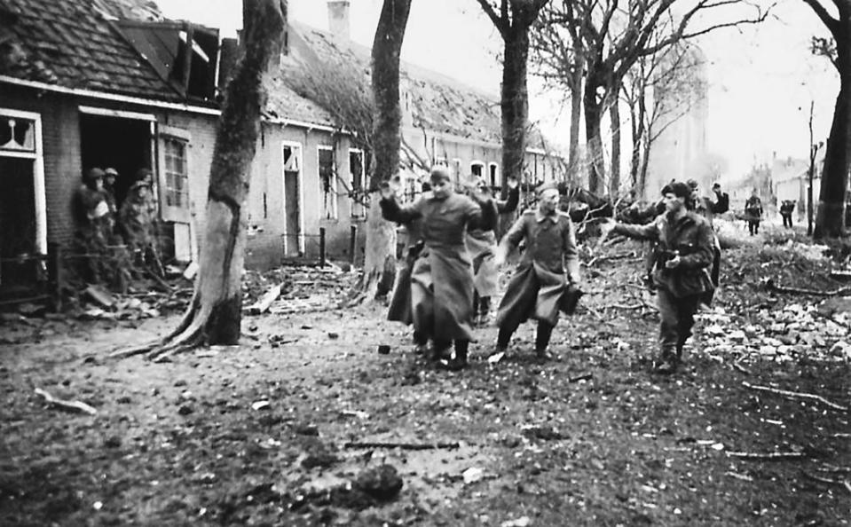 Maurice Latimer, on right, with captured prisoners from the Westkapelle lighthouse, Walcheren, November 1, 1944<span class="copyright">Imperial War Museum</span>