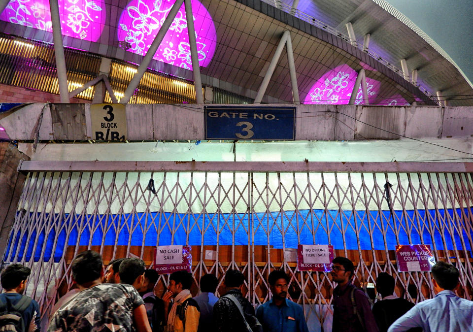 EDEN GARDEN, KOLKATA, WEST BENGAL, INDIA - 2019/11/21: Cricket Fan's wait outside the stadium for Tickets. Kolkata is celebrating the glory of organising the 1st Pink Ball Test Cricket Match in India and within Asia between India and Bangladesh from 22 -26 November, 2019 at Eden Garden Stadium. (Photo by Avishek Das/SOPA Images/LightRocket via Getty Images)