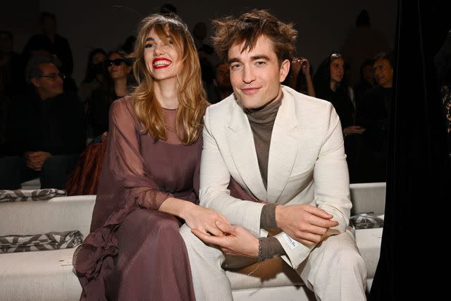 Stephane Cardinale - Corbis/Corbis via Getty Suki Waterhouse and Robert Pattinson on December 03, 2022 in Giza, Egypt.