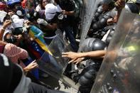 Manifestantes opositores al gobierno de Nicolás Maduro se enfrentan a la policía este jueves 20 de marzo de 2014 en Caracas, Venezuela. REUTERS/Carlos Garcia Rawlins