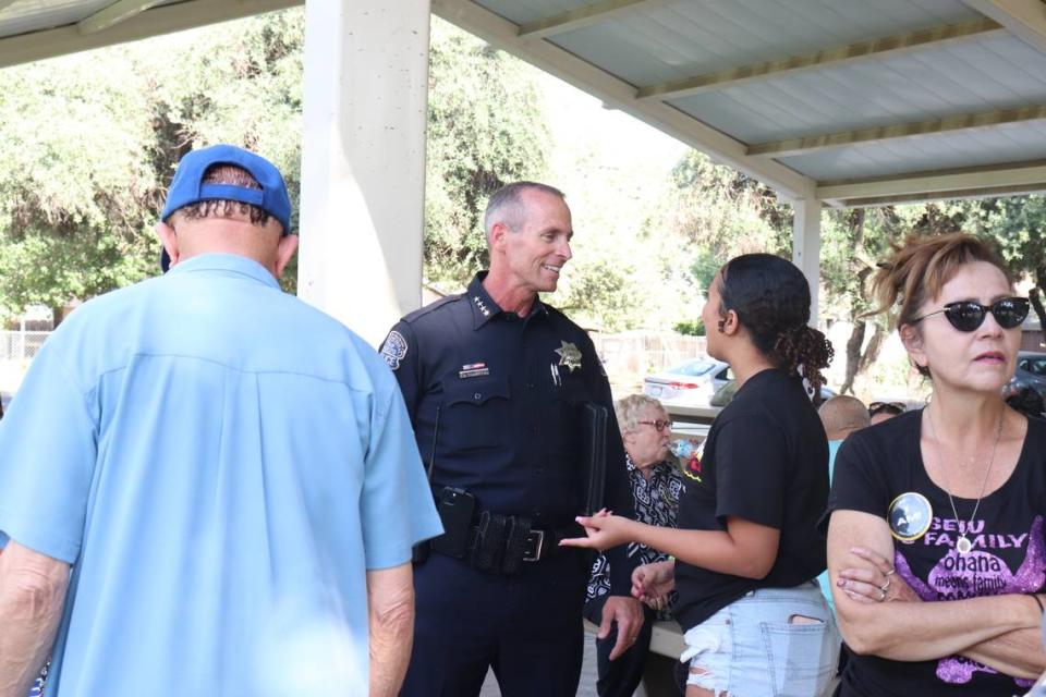 El jefe de la Policía de Modesto, Brandon Gillespie, habla con miembros de la comunidad en el foro Justicia para Todos – Desmantelando el Racismo en el Condado de Stanislaus, el 20 de junio de 2024.