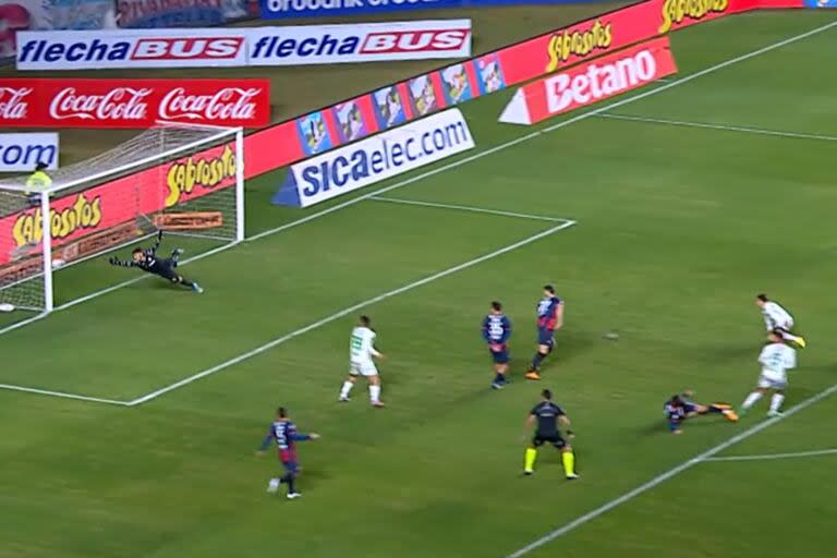 Mateo Clemente se estiró todo lo que pudo, pero no alcanzó: es el gol de Sarmiento