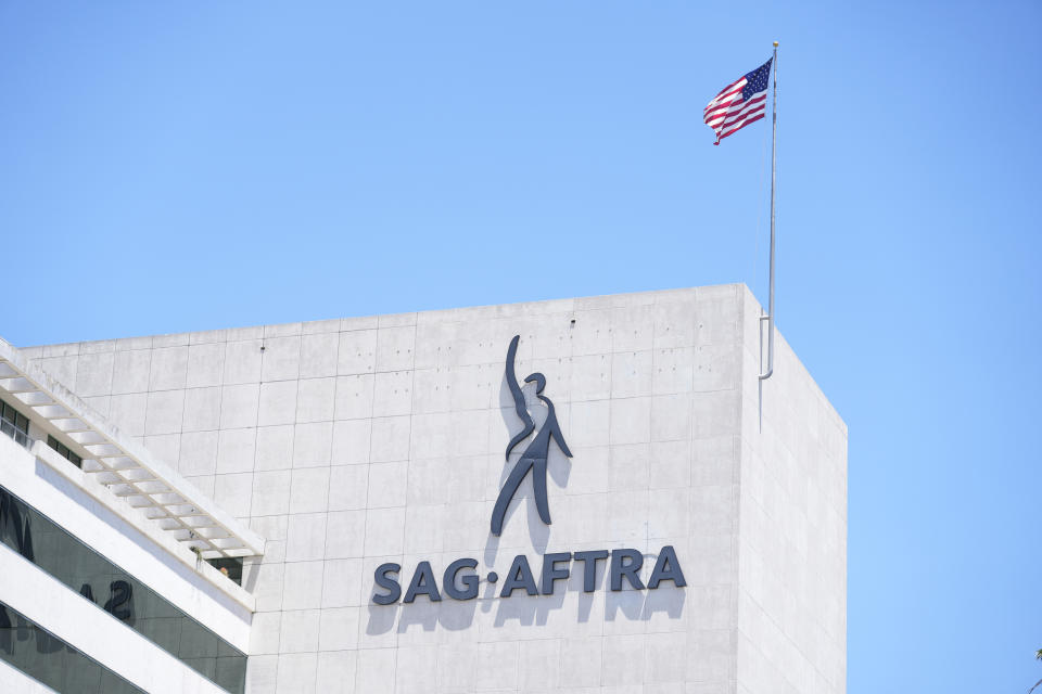 ARCHIVO - El edificio del sindicato de actores SAG-AFTRA tras una conferencia de prensa para anunciar una huelga el jueves 13 de julio de 2023, en Los Ángeles. (Foto AP/Chris Pizzello, archivo)