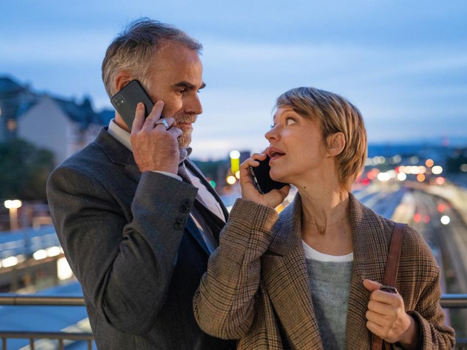 "Tatort: In seinen Augen": Martin Rascher (Sebastian Blomberg) ist vorzeitig von einer Fortbildung zurückgekommen, um mit Ellen Berlinger (Heike Makatsch) ihrem Mordverdacht nachzugehen. (Bild: SWR/Daniel Dornhöfer)