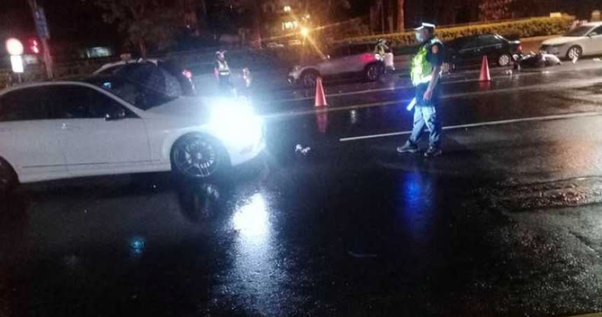 台中南屯區昨日晚間發生熊貓女外送員冒雨送餐，與1輛賓士車碰撞，當場倒地失去呼吸心跳。（圖／翻攝畫面）