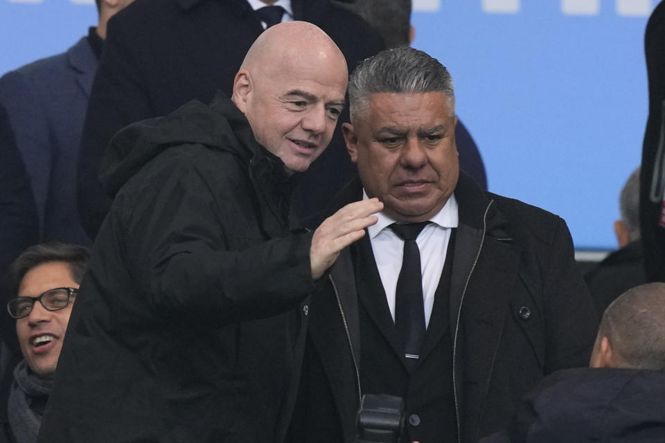 El presidente de FIFA, Gianni Infantino, izquierda, conversa con el titular de la Asociación del Fútbol Argentino, Claudio Tapia, durante la final del Mundial Sub20 en el estadio Diego Maradona de La Plata, Argentina, domingo 11 junio, 2023. (AP Foto/Natacha Pisarenko)