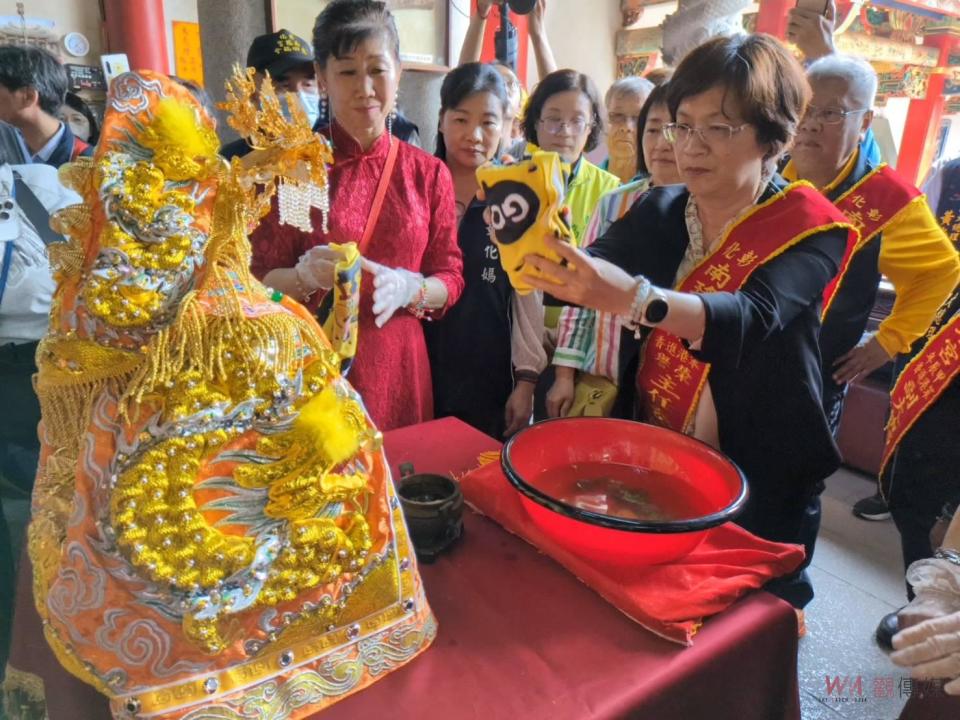 ▲彰化南瑤宮笨港進香「百年徒步古香路之行」，彰化縣長王惠美、彰化市長林世賢夫人高德耘等人恭謹地為媽祖換穿龍袍，神聖溫馨儀式原汁原味呈現。（記者陳雅芳翻攝）