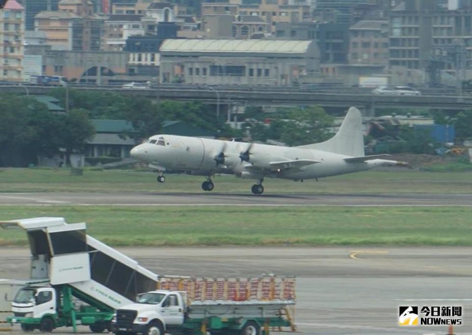 ▲空軍第六聯隊一架P-3C反潛巡邏機16日在台北松山機場作「觸地後重飛」（Touch and go）科目的起降訓練。（圖／記者呂烱昌攝 , 2018.8.16)