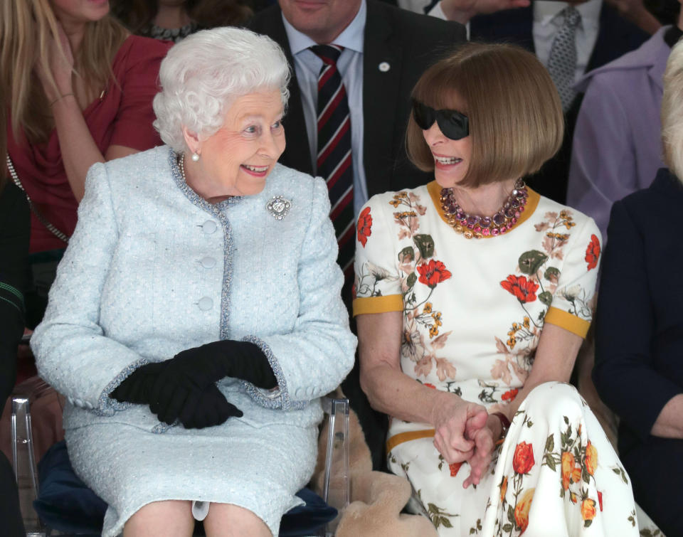 <p>Les rédactrices de mode n’en croyaient pas leurs yeux lorsque sa majesté la reine d’Angleterre s’est rendue, pour la toute première fois, à la London Fashion Week, au début de l’année. Elle a assisté au défilé du créateur Richard Quinn, avant de lui remettre un prix. Bien entendu, la reine était assise au premier rang, à côté de la reine du monde de la mode : la rédactrice en chef de Vogue US, Anna Wintour. <em>[Photo : Getty]</em> </p>