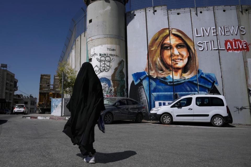 Un mural del artista palestino Taqi Spateen retrata a la periodista palestino-estadounidense asesinada Shireen Abu Akleh (Mahmoud Illean/AP)