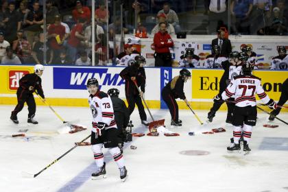 REFILE - CORRECTING DATEWorkers clean the ice after fans threw garbage during the second period of the semi-final Memorial Cup hockey game between the Quebec Remparts and the Kelowna Rockets at the Colisee Pepsi in Quebec City, May 29, 2015. REUTERS/Mathieu Belanger