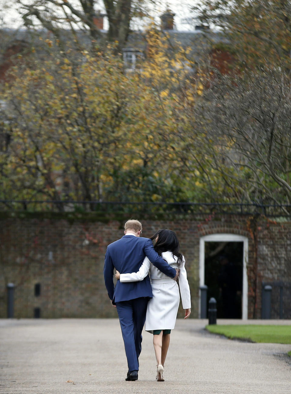 En esta foto del 27 de noviembre del 2017, el príncipe Enrique de Inglaterra y Meghan Markle se retiran tras posar para la prensa en el Palacio de Kensington en Londres. (AP Foto/Alastair Grant, Archivo)